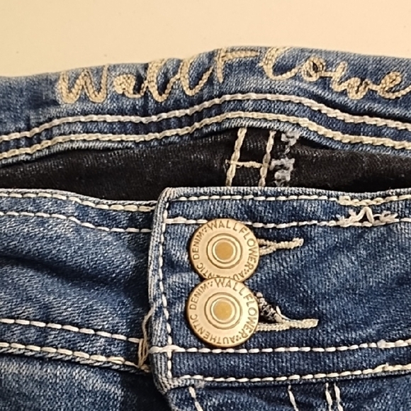 Wallflower Straight Leg Lightly Distressed Blue DenimJeans Stretchy 5 Pocket - Picture 13 of 15